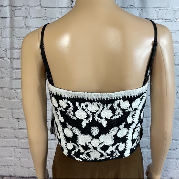 Ralph Lauren Embroidered Cropped Sleeveless Black White Blouse Size 12 - Picture 4 of 10